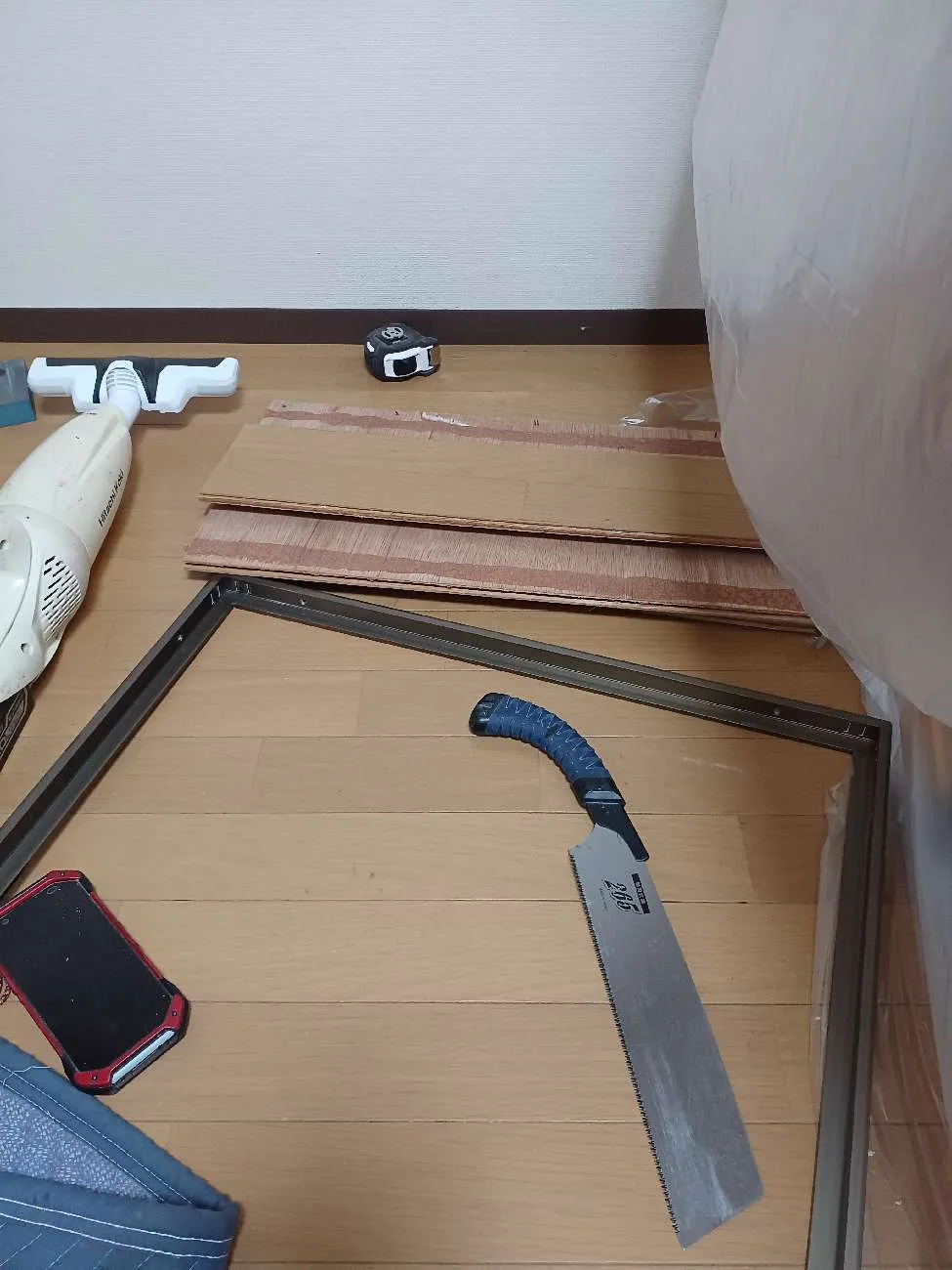 京都市伏見区で白蟻駆除工事|点検口新設|和室天井貼替|サッシ貼替|勝手口ドアノブ交換 工事中