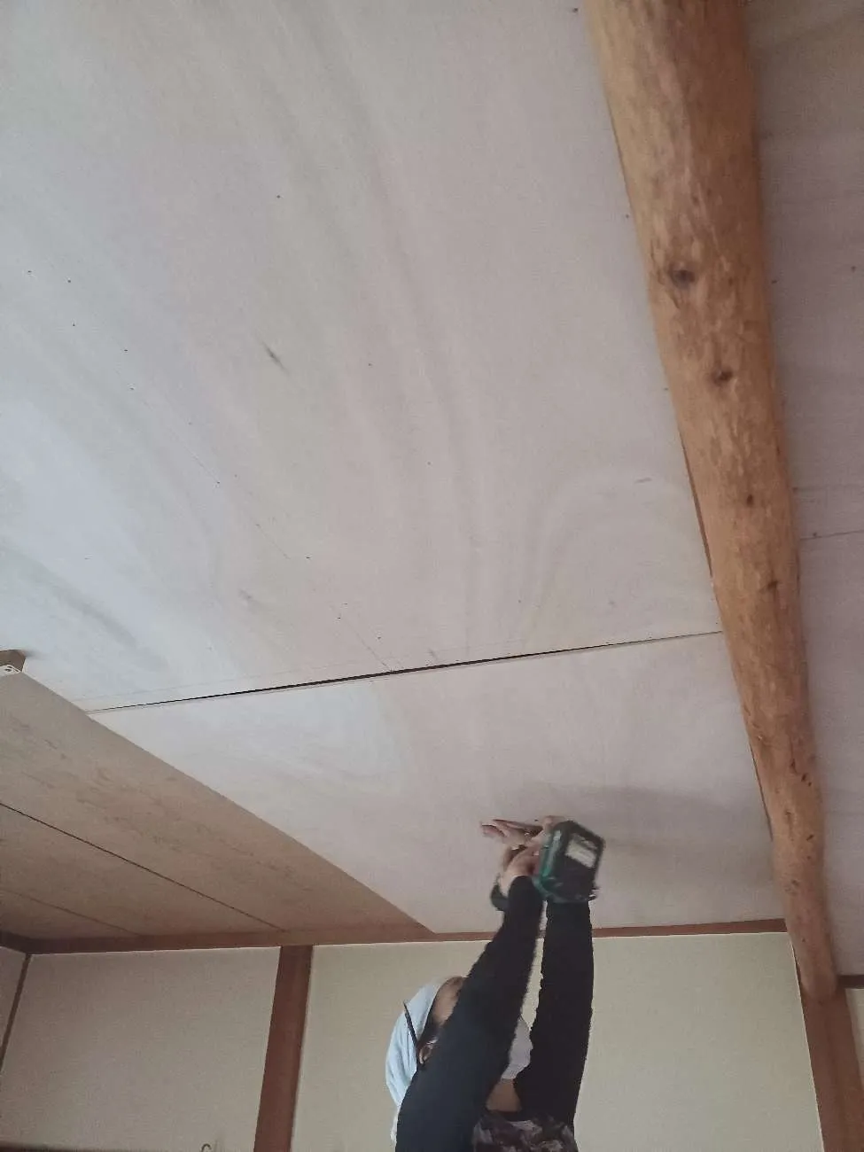 京都市伏見区で白蟻駆除工事|点検口新設|和室天井貼替|サッシ貼替|勝手口ドアノブ交換 工事中