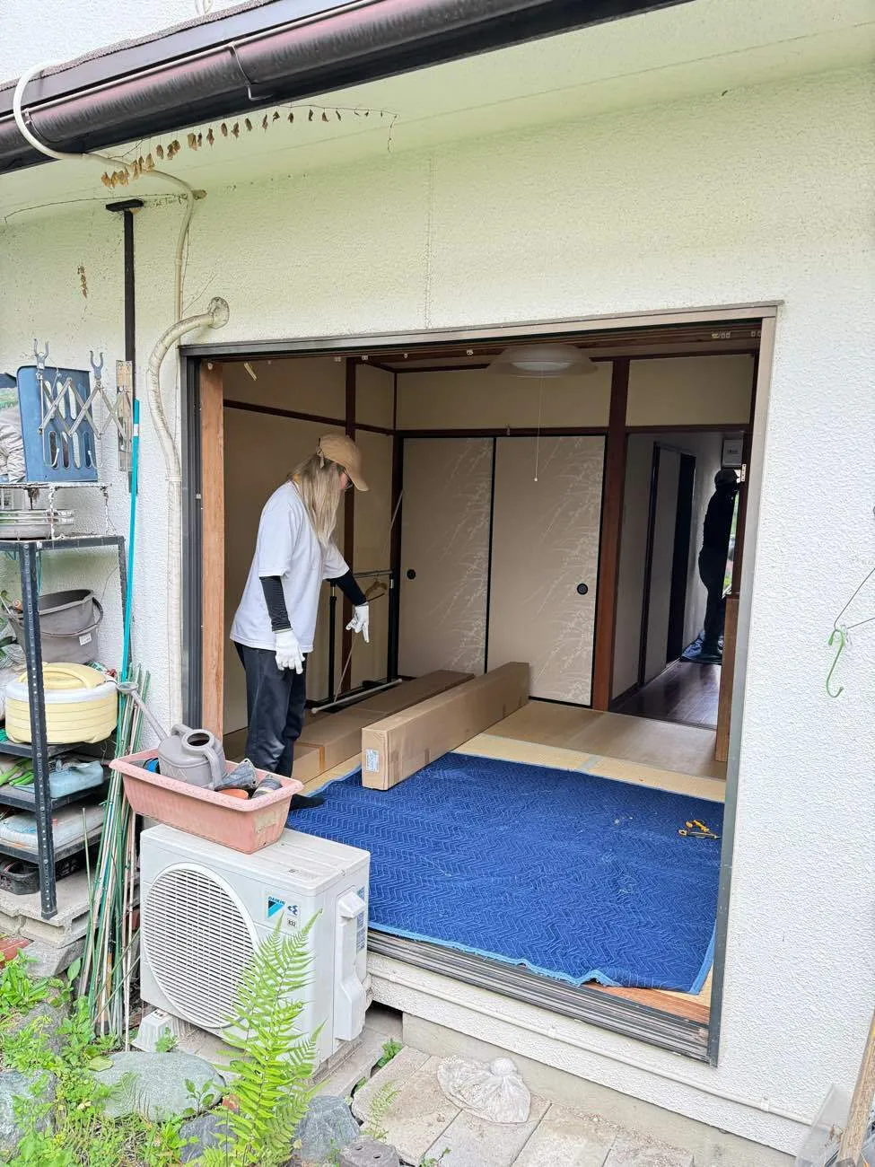 京都市伏見区で白蟻駆除工事|点検口新設|和室天井貼替|サッシ貼替|勝手口ドアノブ交換 工事中