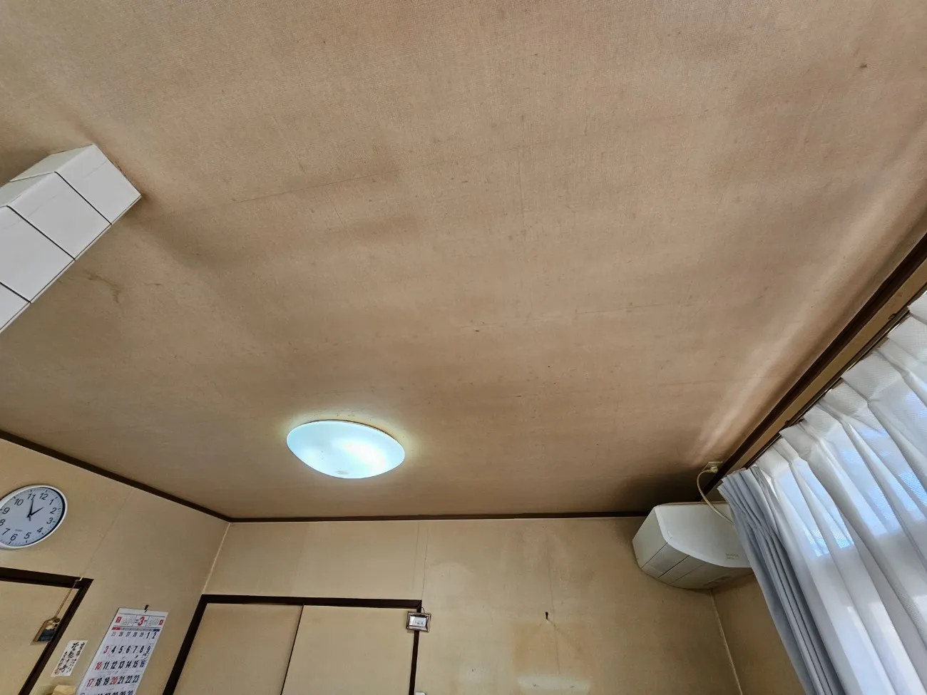 滋賀県野洲市　リビングクロス張替　工事前