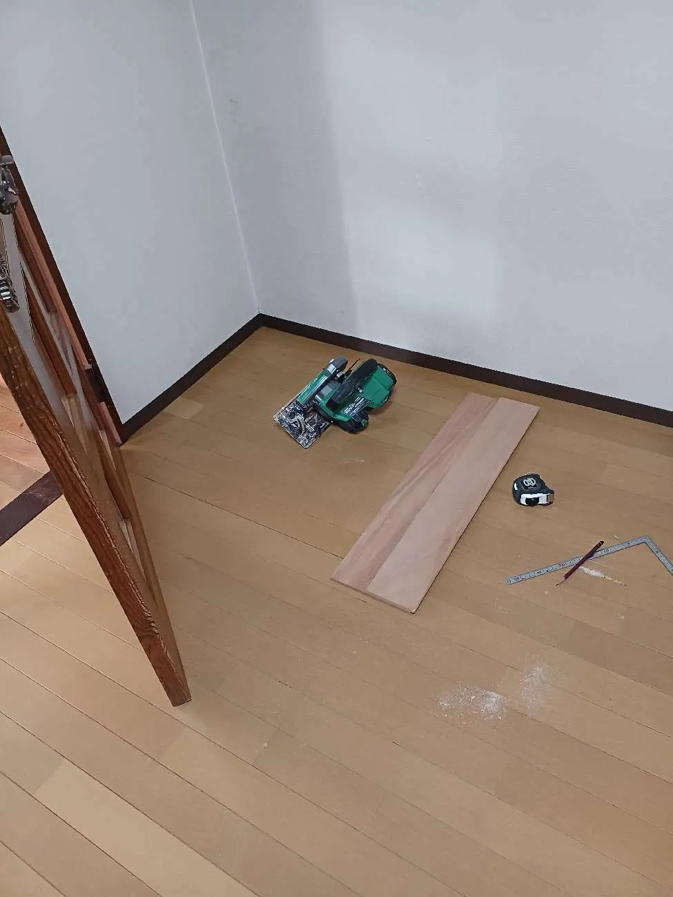 京都市伏見区で白蟻駆除工事|点検口新設|和室天井貼替|サッシ貼替|勝手口ドアノブ交換 工事前