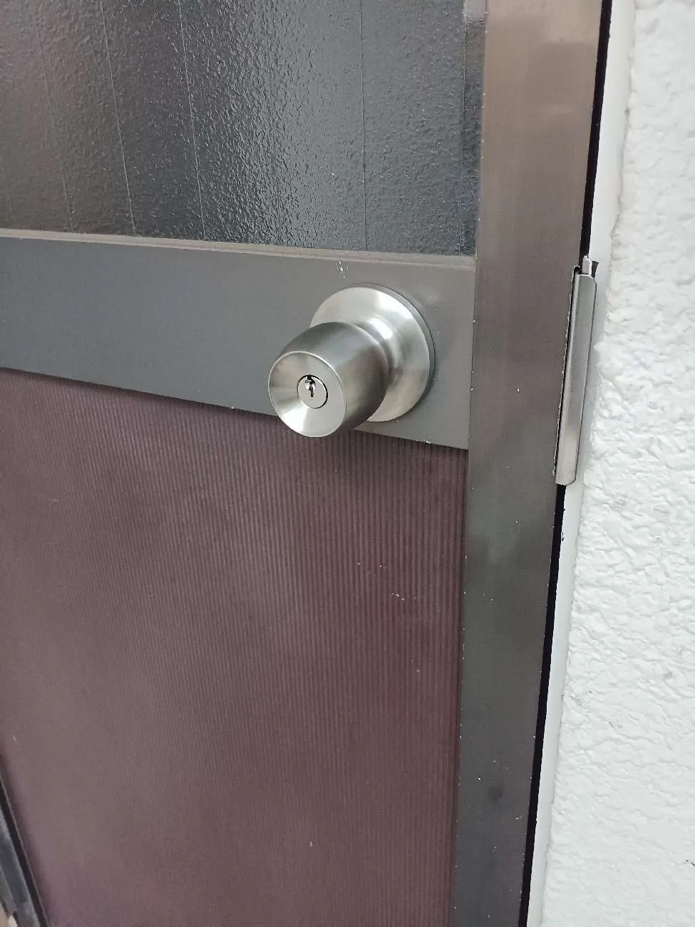 京都市伏見区で白蟻駆除工事|点検口新設|和室天井貼替|サッシ貼替|勝手口ドアノブ交換 工事後