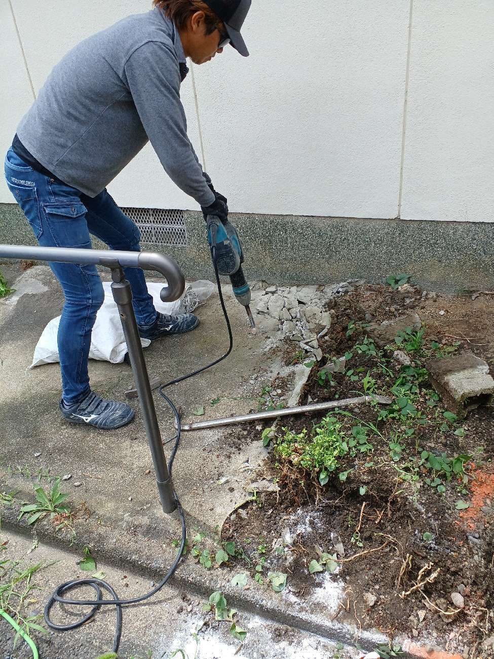 京都市左京区で玄関前リフォーム(土間|マス|ポーチ屋根|テラス|照明|ポーチ撤去) 工事中