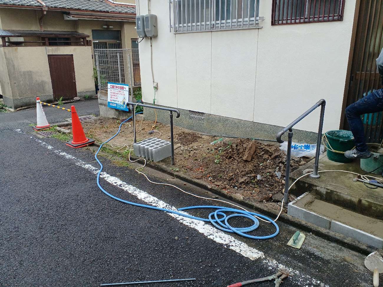 京都市左京区で玄関前リフォーム(土間|マス|ポーチ屋根|テラス|照明|ポーチ撤去) 工事中