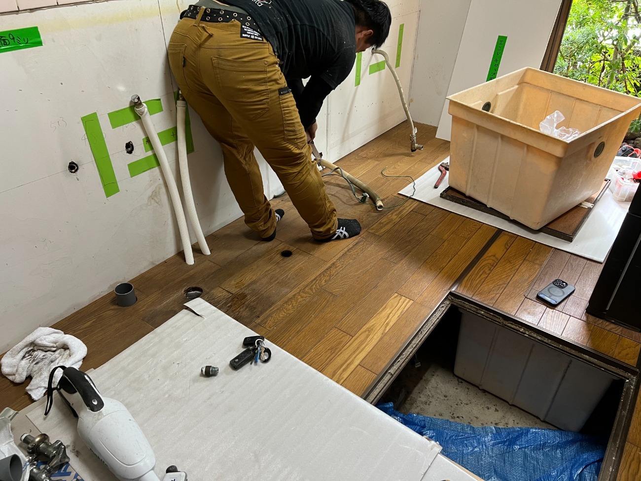 京都市西京区でキッチン・洗面所リフォーム|門屋根改修|ガス工事|リビング建具修理|サッシクレセント取替 工事中