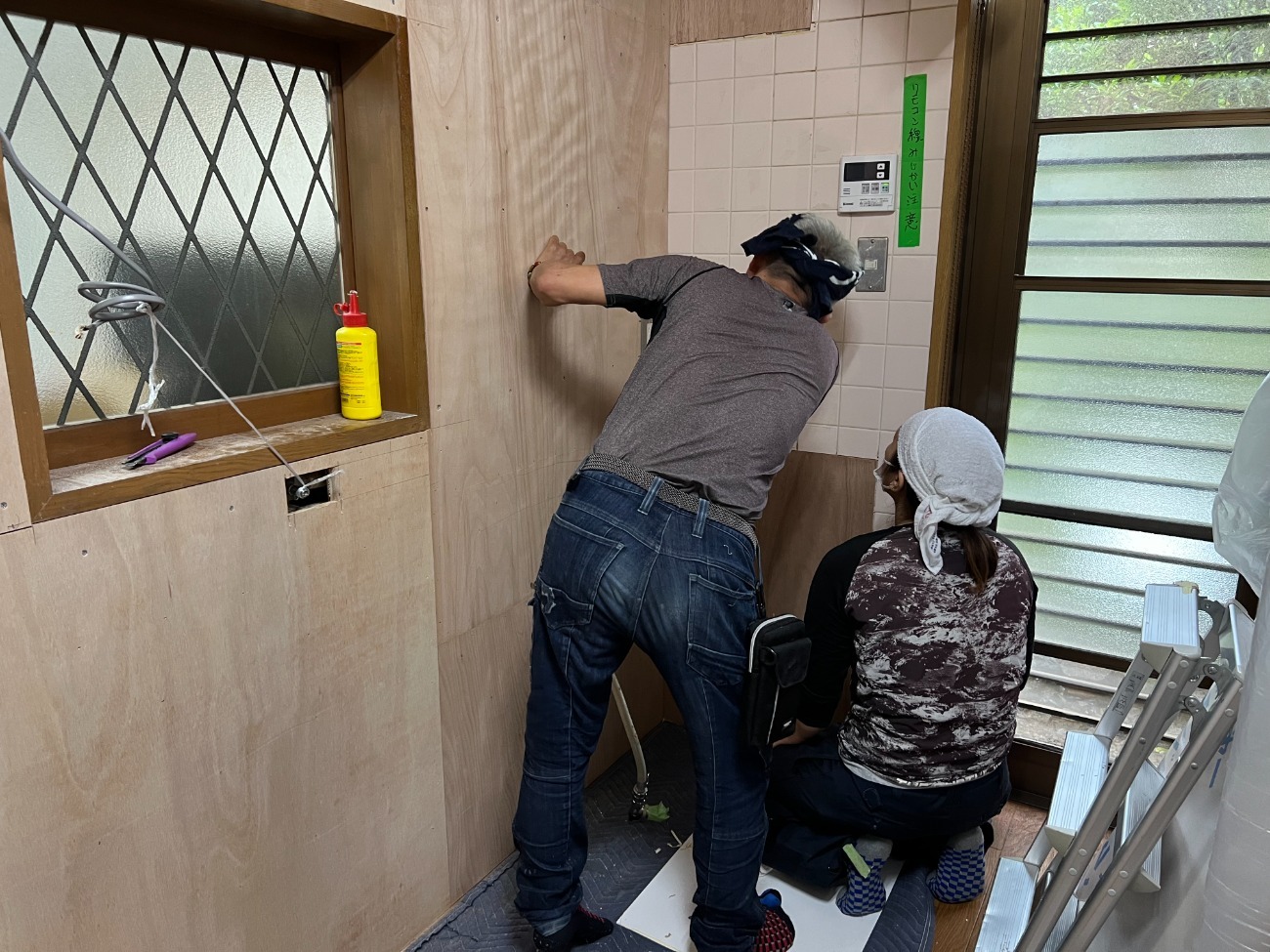 京都市西京区でキッチン・洗面所リフォーム｜門屋根改修｜ガス工事｜リビング建具修理｜サッシクレセント取替　工事中