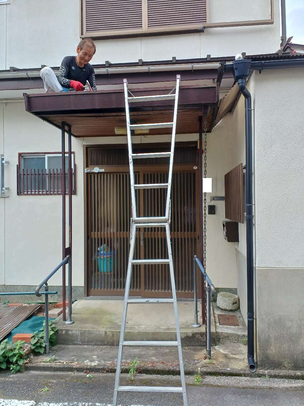 京都市左京区で玄関前リフォーム(土間|マス|ポーチ屋根|テラス|照明|ポーチ撤去) 工事中