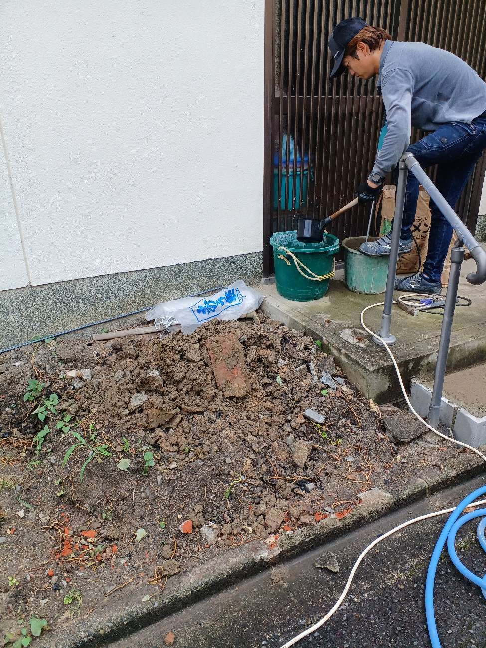 京都市左京区で玄関前リフォーム(土間|マス|ポーチ屋根|テラス|照明|ポーチ撤去) 工事中