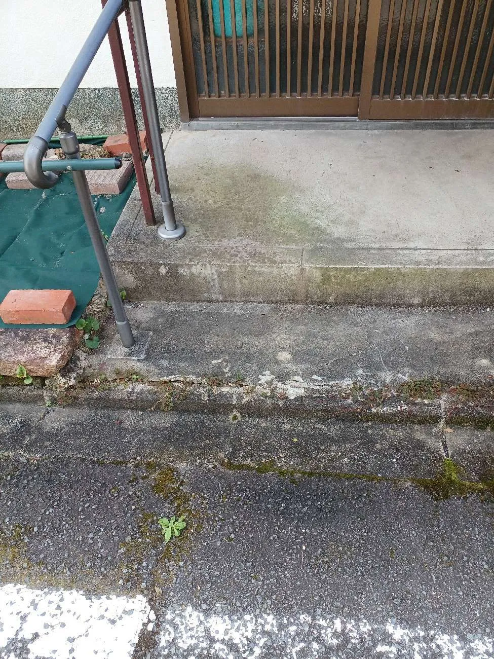 京都市左京区で玄関前リフォーム(土間|マス|ポーチ屋根|テラス|照明|ポーチ撤去) 工事前