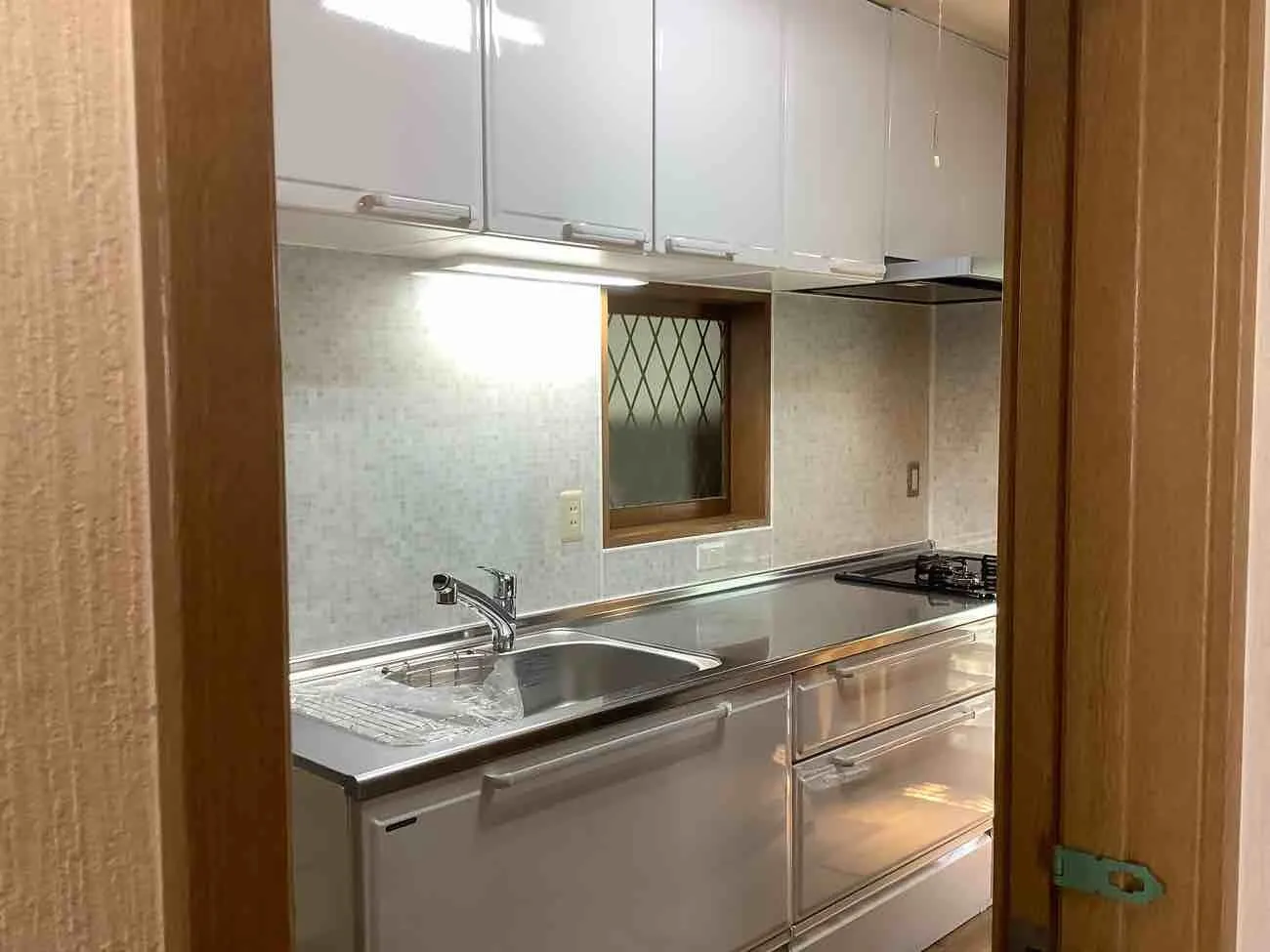 京都市西京区でキッチン・洗面所リフォーム｜門屋根改修｜ガス工事｜リビング建具修理｜サッシクレセント取替　工事後