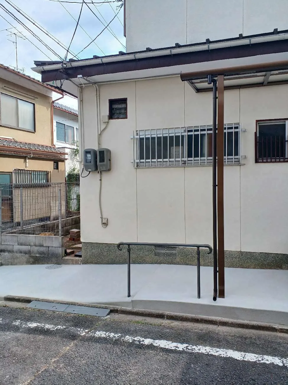 京都市左京区で玄関前リフォーム(土間|マス|ポーチ屋根|テラス|照明|ポーチ撤去) 工事後