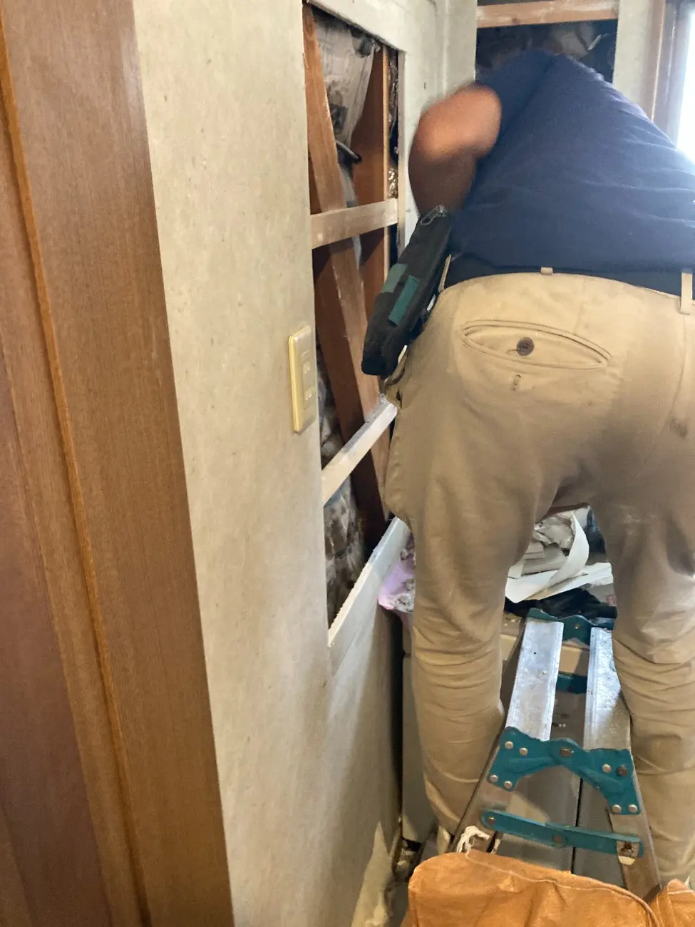 滋賀県大津市で洗面化粧台取替/クロス・コンセント工事/下地補強 O様邸の施工事例(工事中)