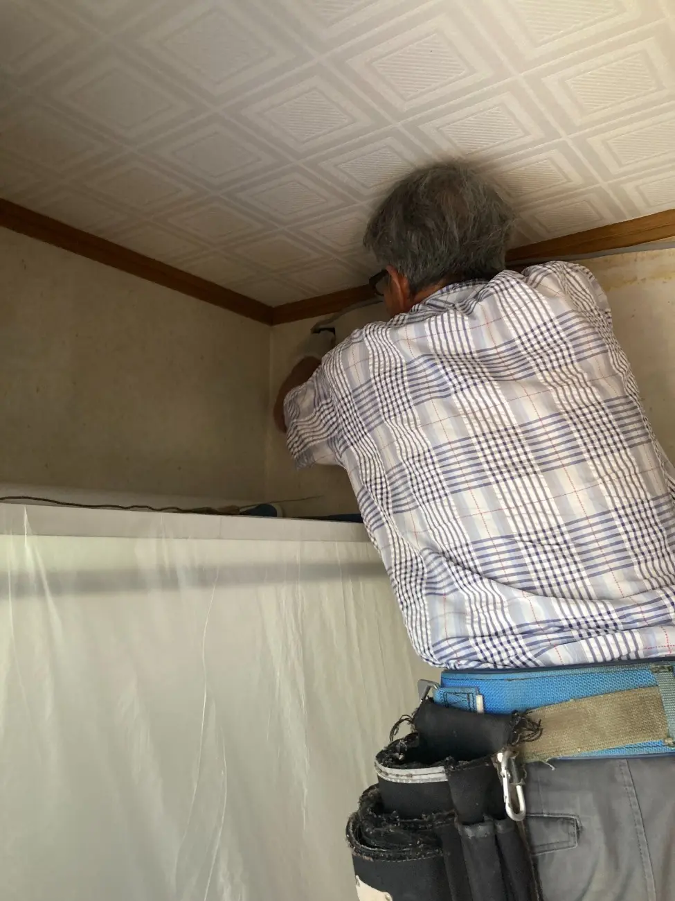 滋賀県大津市で洗面化粧台取替/クロス・コンセント工事/下地補強 O様邸の施工事例(工事中)