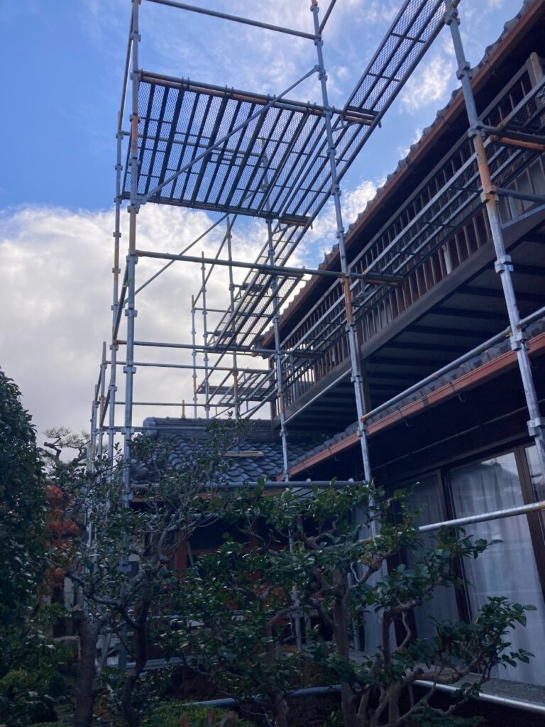 草津市　屋根リフォーム　足場