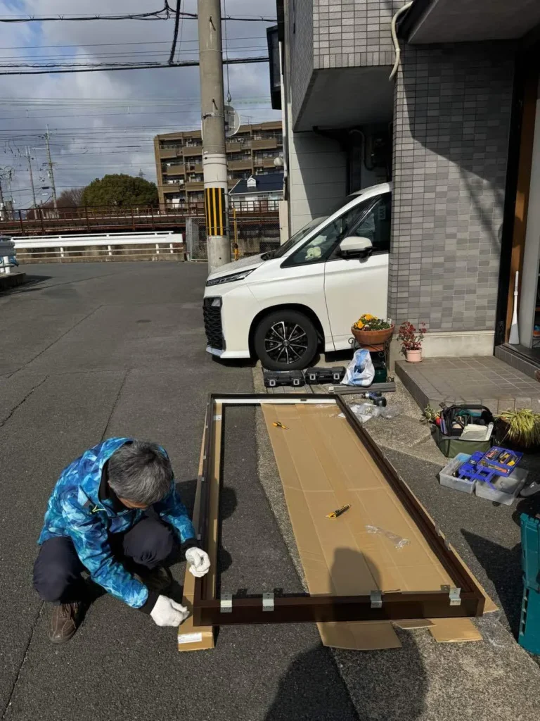 京都市西京区　玄関ドア交換　工事中