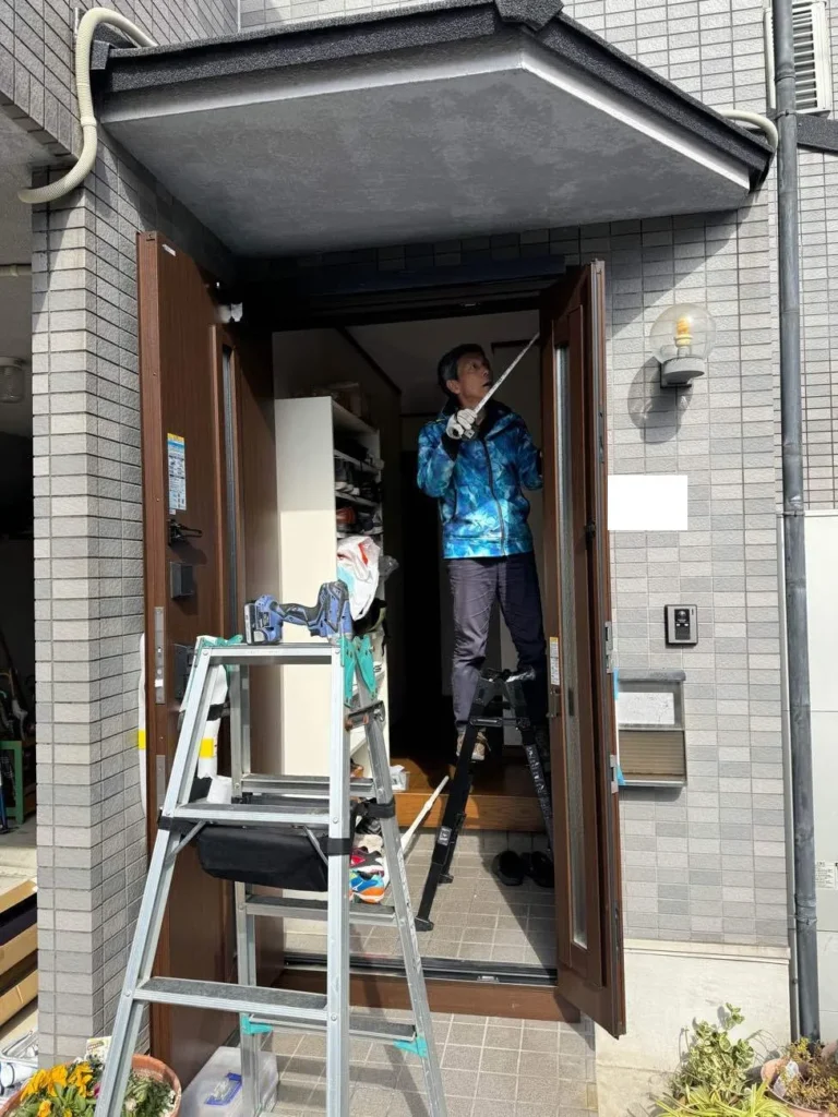 京都市西京区　玄関ドア交換　工事中