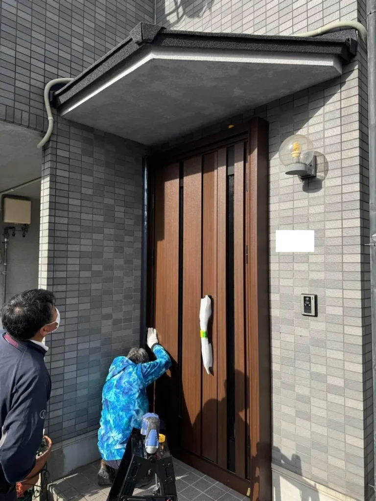 京都市西京区　玄関ドア交換　工事中
