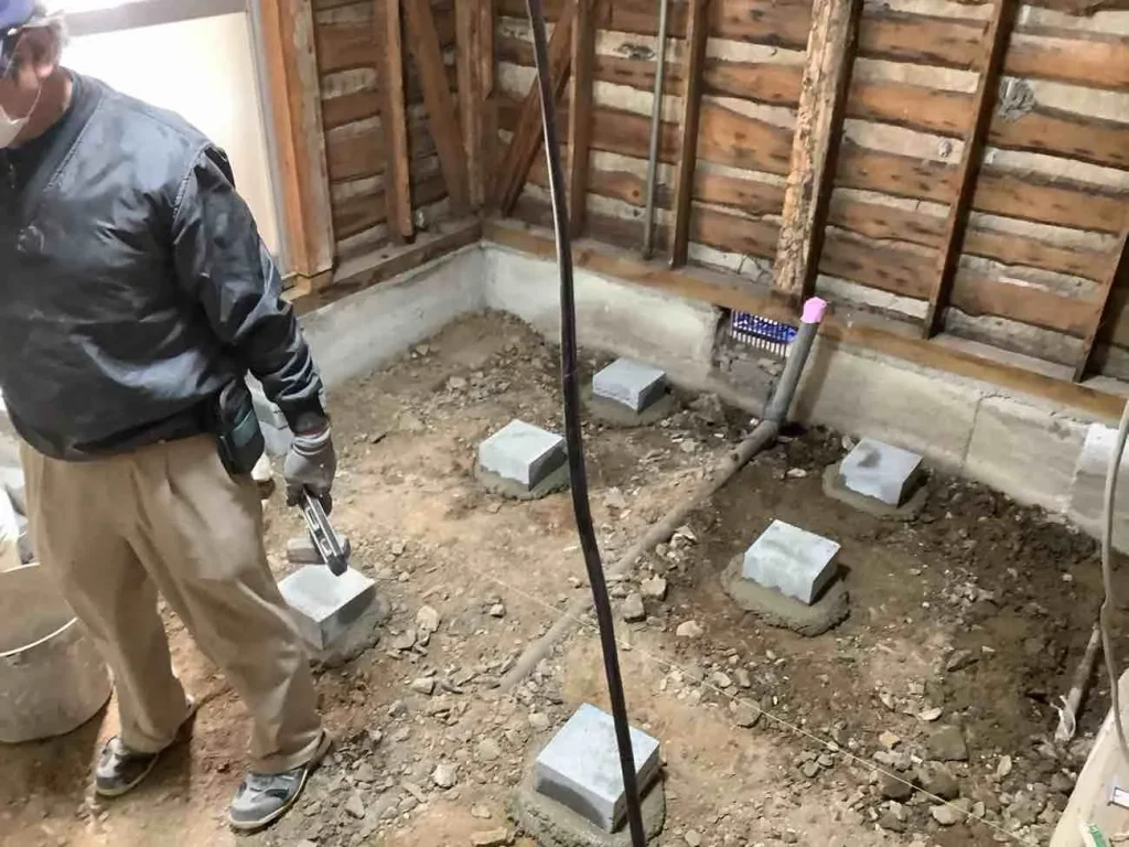 京都市山科区で屋根葺替･外壁塗装浴室･キッチン･トイレ･洗面台･給湯器等リフォーム（内部　工事中）