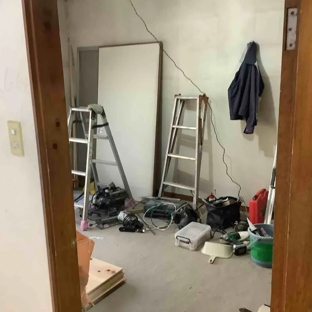 京都市山科区で屋根葺替･外壁塗装浴室･キッチン･トイレ･洗面台･給湯器等リフォーム（内部　工事中）