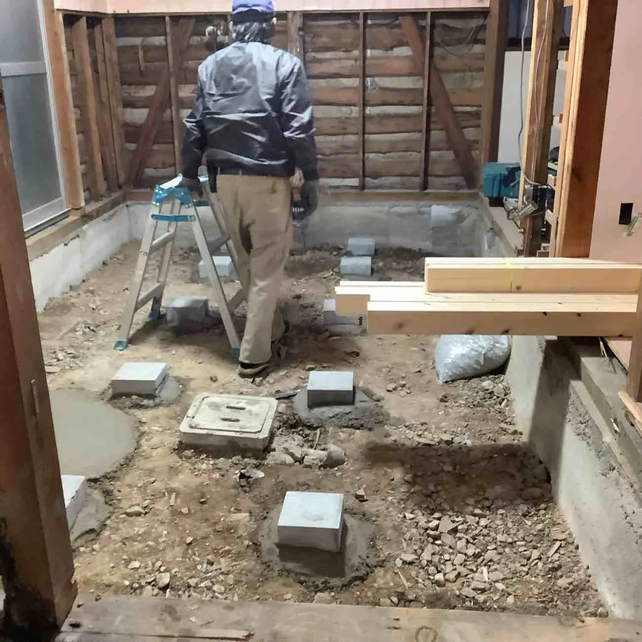 京都市山科区で屋根葺替･外壁塗装 浴室･キッチン･トイレ･洗面台･給湯器等リフォーム（内部　工事中）