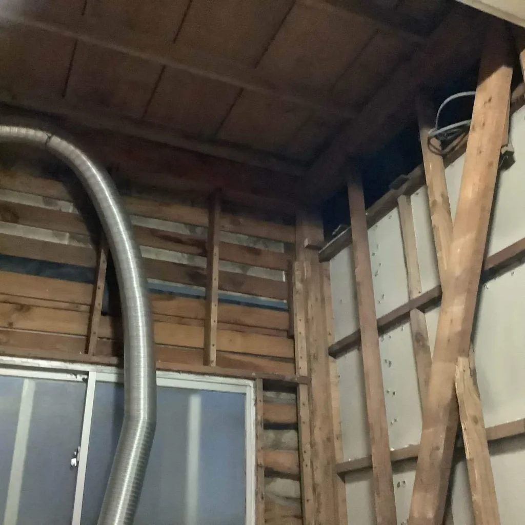京都市山科区で屋根葺替･外壁塗装浴室･キッチン･トイレ･洗面台･給湯器等リフォーム（内部　工事中）
