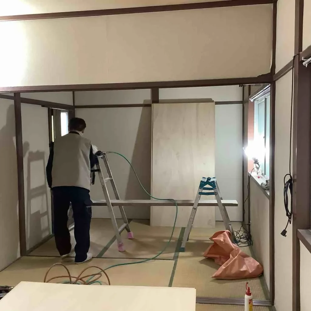 京都市山科区で屋根葺替･外壁塗装浴室･キッチン･トイレ･洗面台･給湯器等リフォーム（内部　工事中）