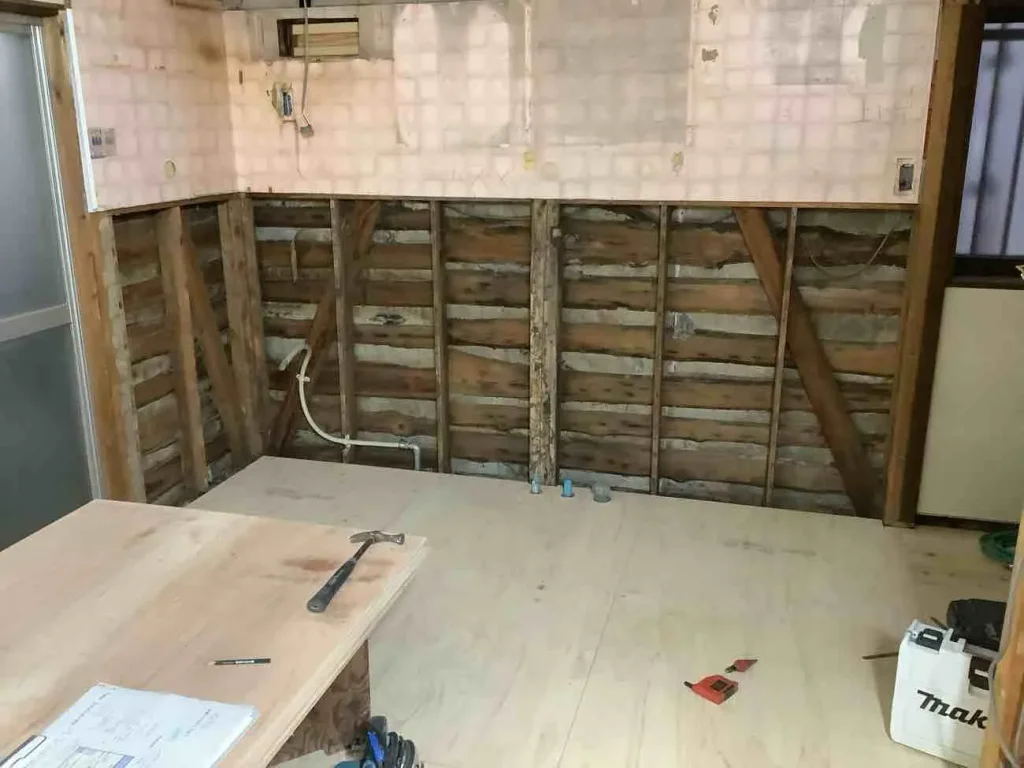 京都市山科区で屋根葺替･外壁塗装浴室･キッチン･トイレ･洗面台･給湯器等リフォーム（内部　工事中）