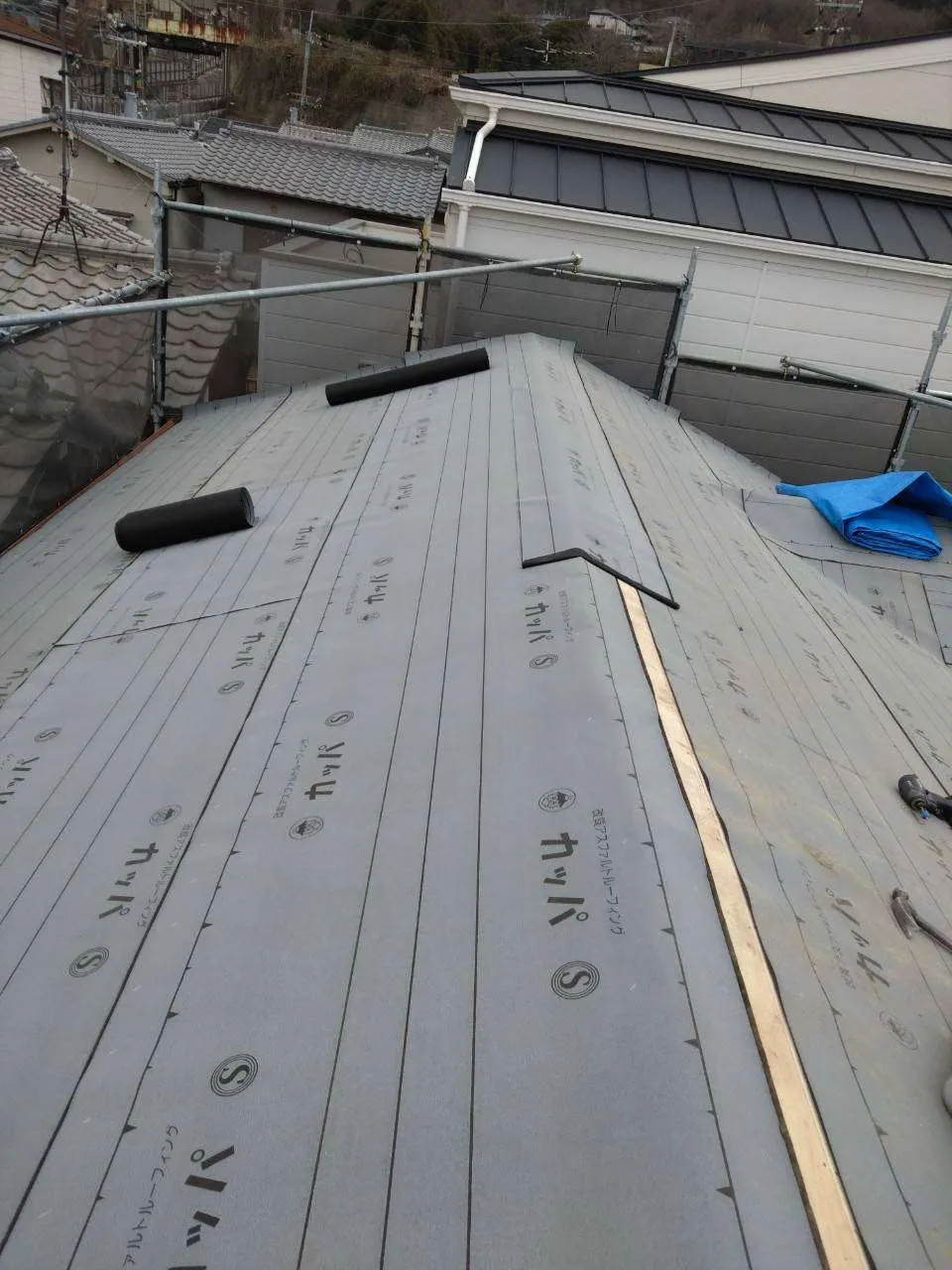 京都市山科区で屋根葺替･外壁塗装 浴室･キッチン･トイレ･洗面台･給湯器等リフォーム　工事中