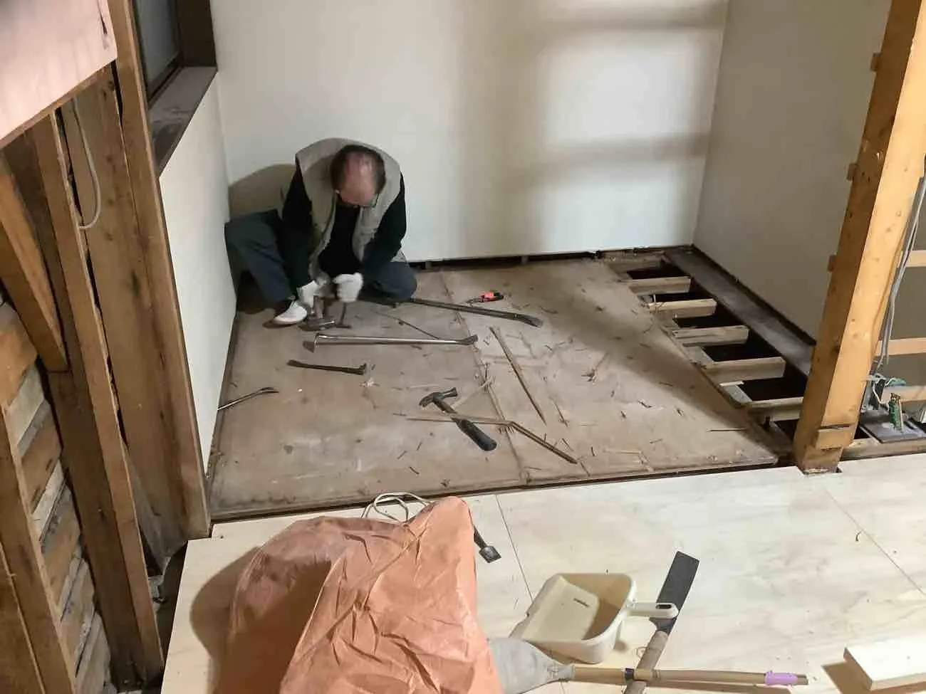京都市山科区で屋根葺替･外壁塗装 浴室･キッチン･トイレ･洗面台･給湯器等リフォーム（内部　工事中）